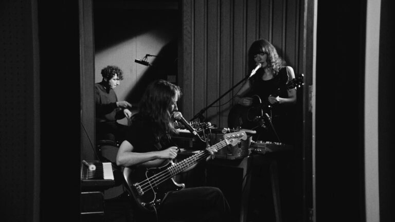 Ex:Re presenta ‘Radio Station’ en vivo desde el estudio de 4AD