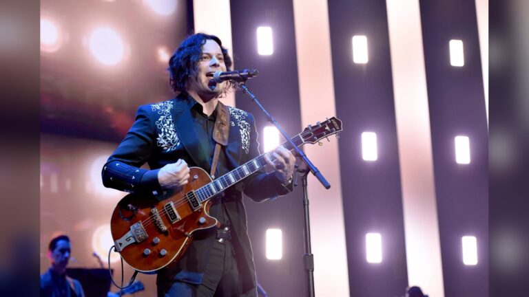 Nick Valensi toca con Jack White en el Palladium