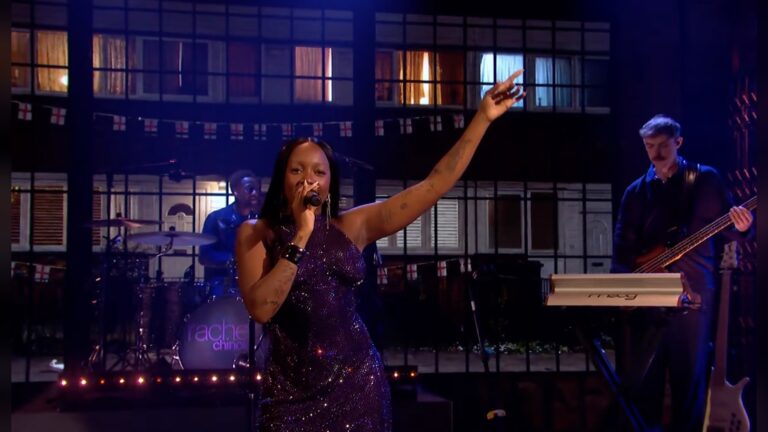 Rachel Chinouriri interpreta dos temas en SNL UK