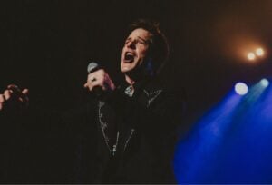 Brandon Flowers — foto de prensa para Brandon Flowers estrena en vivo 'Diamonds On Black Velvet'