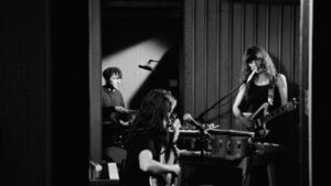 Elena Tonra y su banda tocan 'Am I Even Real?' de Ex:Re en vivo en el estudio de 4AD, Londres