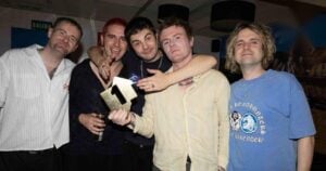 Fontaines D.C. con el trofeo de Número 1 de la Official Charts Company por Dopamine Chamber