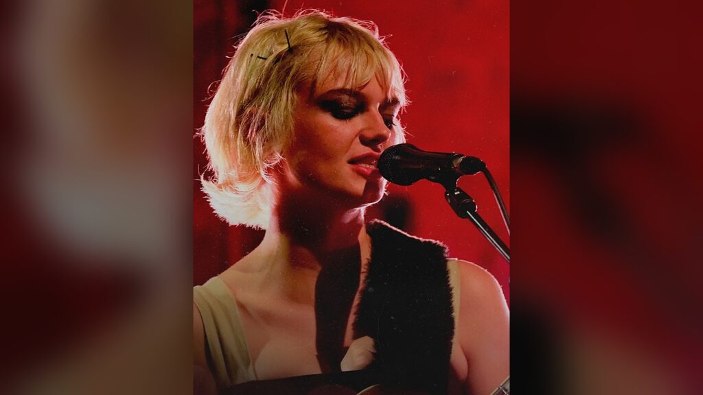 mary in the junkyard toca ‘Blood’ en Jools Holland