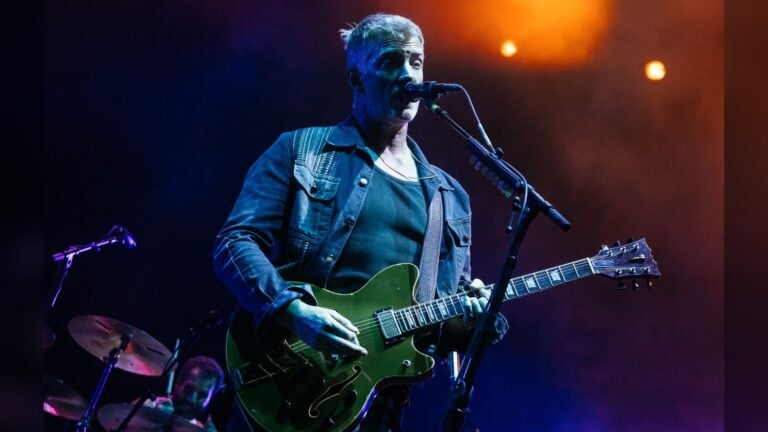 Queens Of The Stone Age debuta temas en Islandia