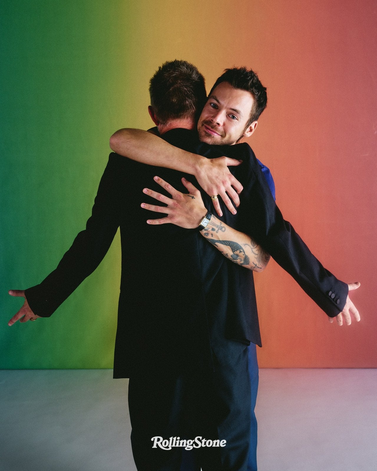 Harry Styles abraza a Thom Yorke durante la sesión de Rolling Stone Musicians On Musicians
