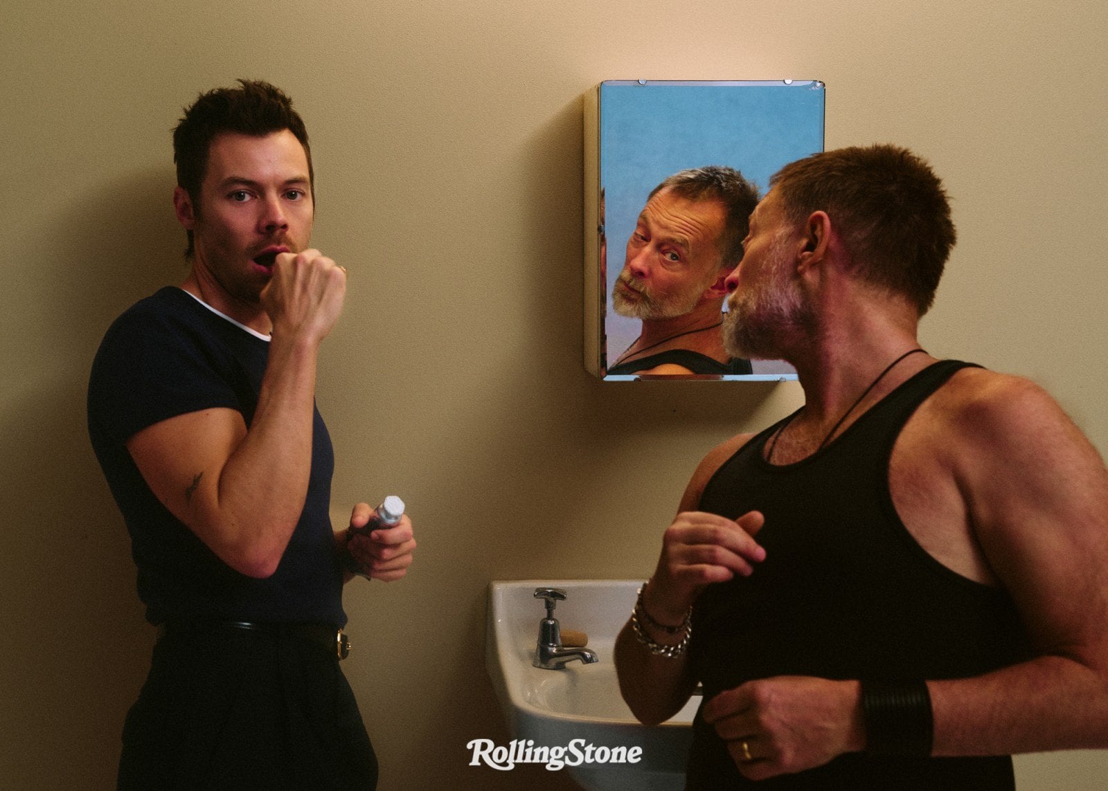 Harry Styles y Thom Yorke frente a un espejo de baño en la sesión de fotos de Rolling Stone